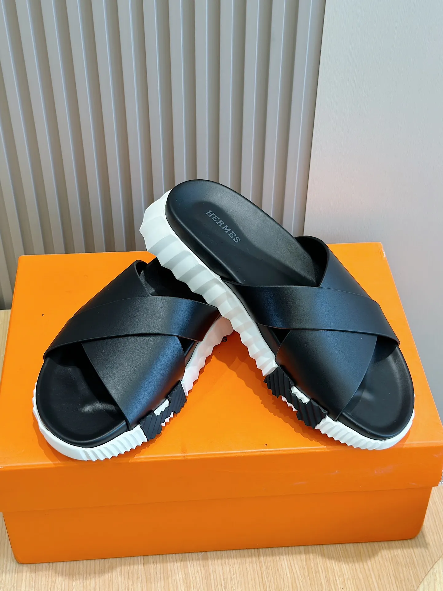 [HERMÈS] Top men's shoes 💰: 340💰 Size: 39-44 (38.45 46 custom-made) Herme*H Home Hermès Men's Sandals and Slippers - Original Replica Purchase the original version and make it one to one, the outsole is privately modeled, and the outsole color corresponding to each color is the same as the original version. Come to those who know the stuff 💪 The ultra-light soles are designed in contrasting colors, and they feel so comfortable on your feet! Calfskin, cowhide feet, private mold outsole.